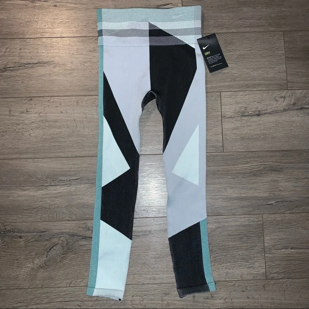 Nike Sculpt Lux Tight Fit Leggings - Picture 3 of 9